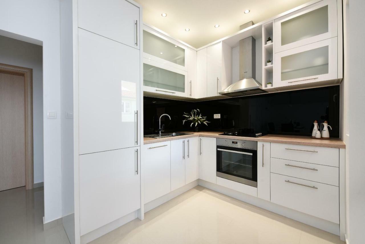 Monika - Private Terrace & Parking Apartma *